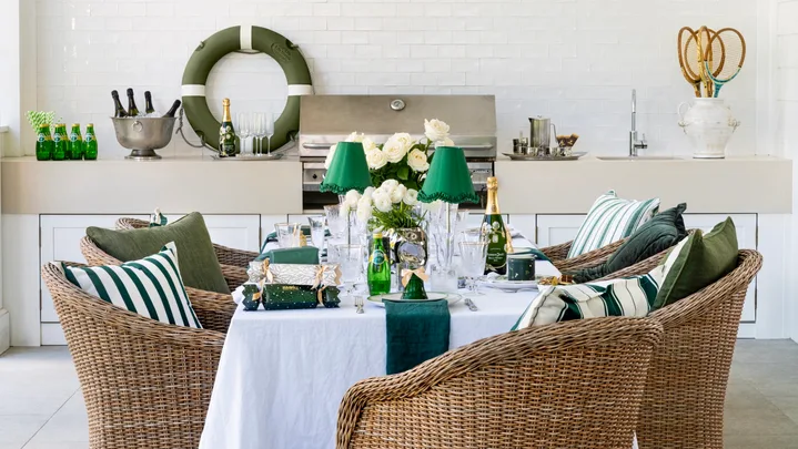 Outdoor Christmas table with green and white scheme