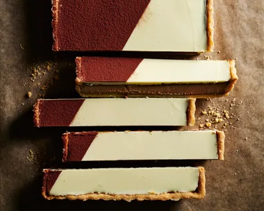 Custard tart with mocha and white chocolate