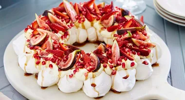 How to make a pavlova wreath for Christmas