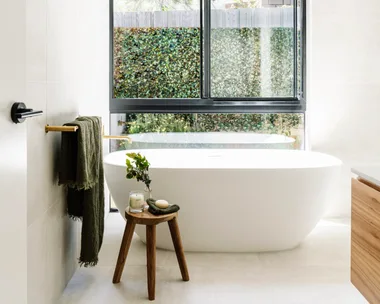 Sustainable Melbourne tree home with a bath.