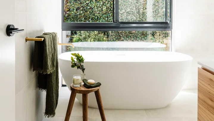 Sustainable Melbourne tree home with a bath.