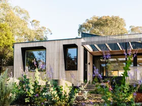 The façade of a sustainable Melbourne tree top home.